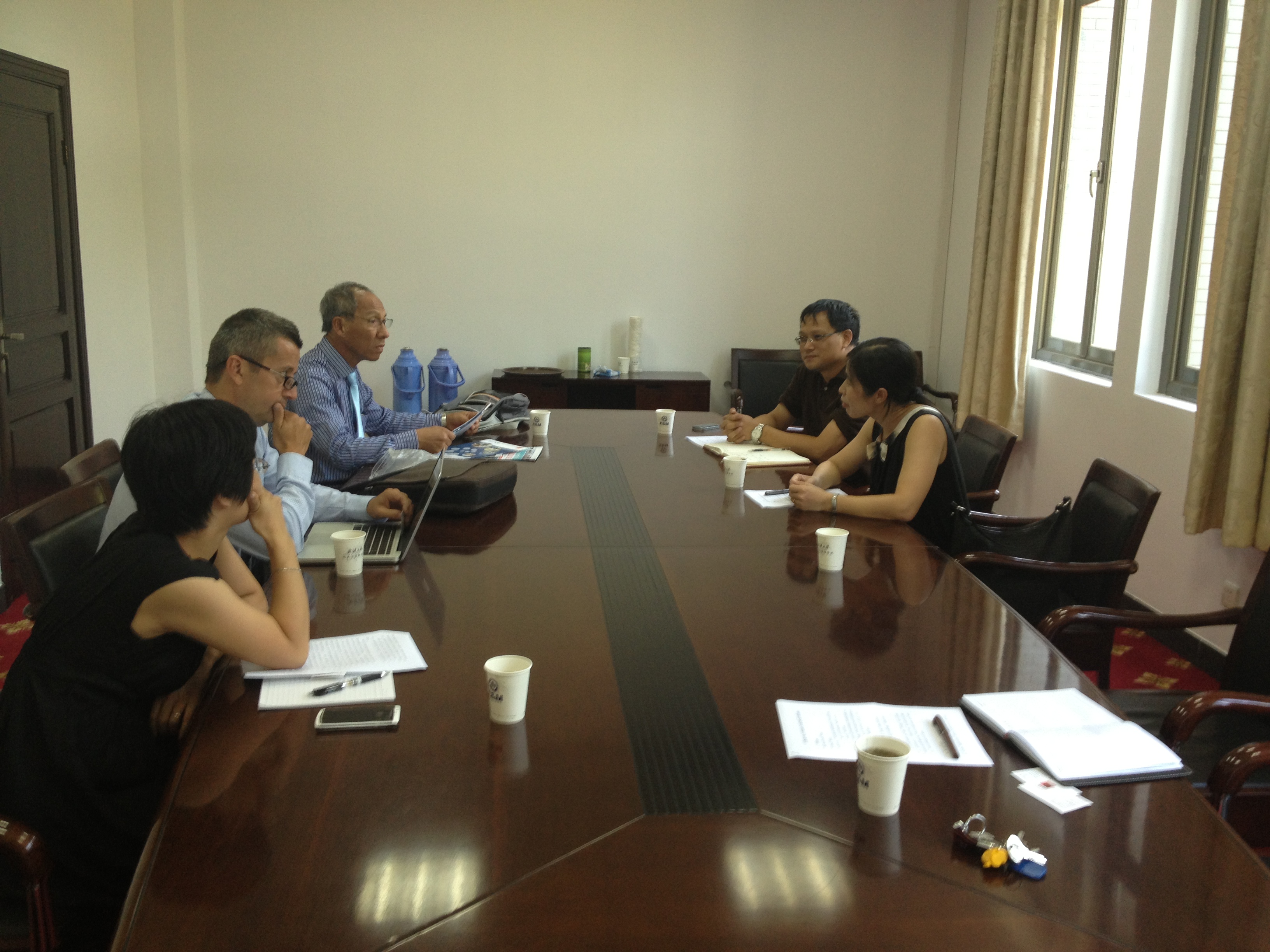 2013-8-30法国图卢兹副校长访问海棠书屋
.JPG